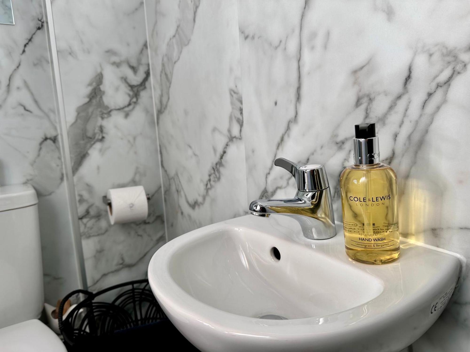 New Studio Apartment - Minutes Walk To Cathedral Salisbury Buitenkant foto